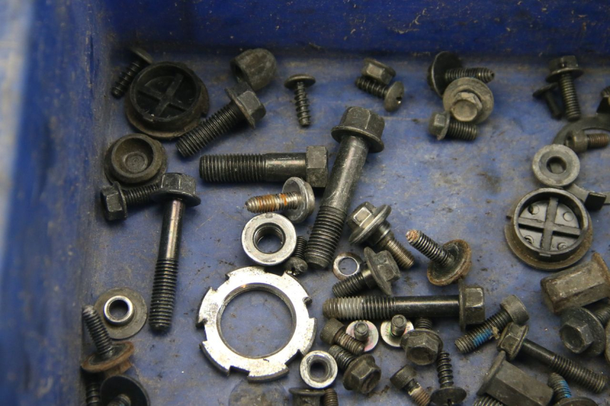 photo de ZAK SCHROEVEN EN BEVESTIGINGSMATERIAAL YAMAHA BW'S BWS 125 (2010 - 2013) - Bevestigingspunten