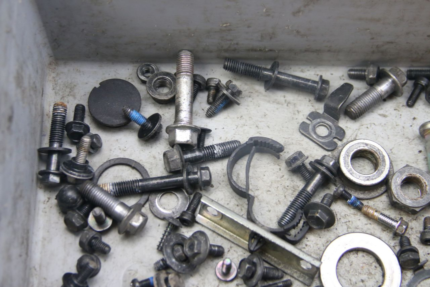 photo de ZAK SCHROEVEN EN BEVESTIGINGSMATERIAAL YAMAHA BW'S BWS 125 (2010 - 2013) - Bevestigingspunten