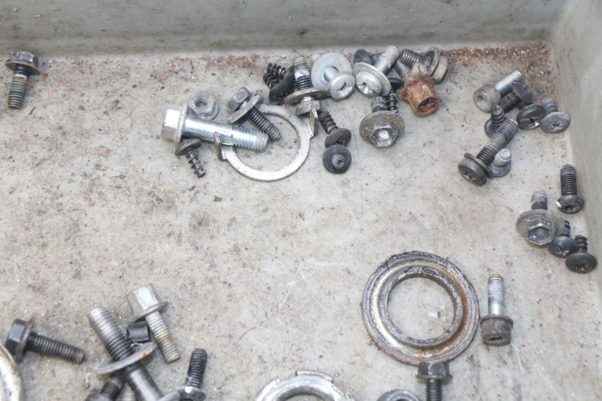 photo de ZAK SCHROEVEN EN BEVESTIGINGSMATERIAAL YAMAHA BW'S EASY 50 (2013 - 2016) - Andere kijkhoek