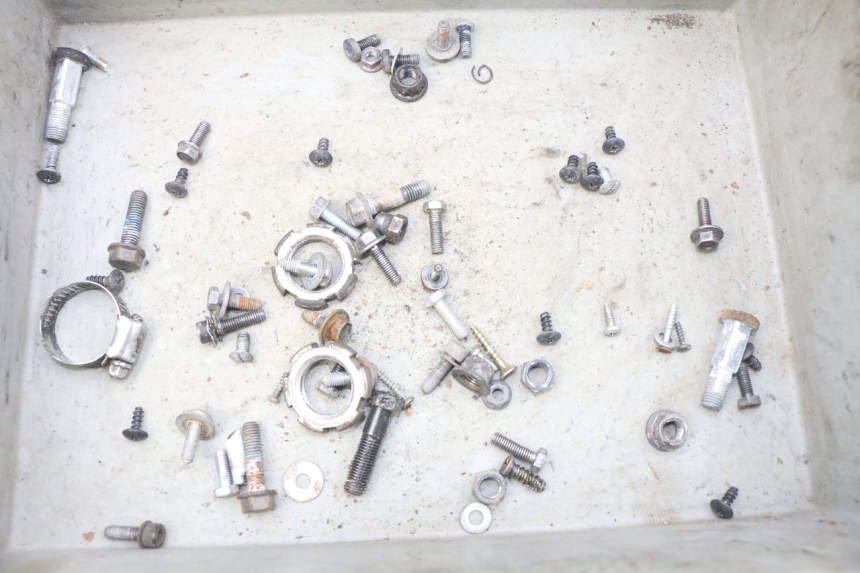 photo de ZAK SCHROEVEN EN BEVESTIGINGSMATERIAAL YAMAHA BW'S NAKED 50 (2008 - 2019) - Hoofdaanzicht