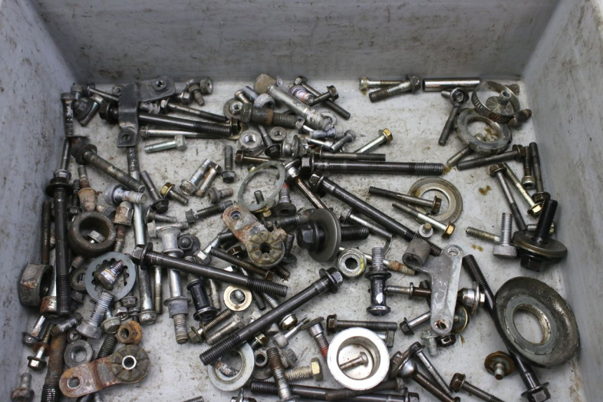 photo de ZAK SCHROEVEN EN BEVESTIGINGSMATERIAAL HONDA CBF 500 (2004 - 2007) - Detail van het onderdeel