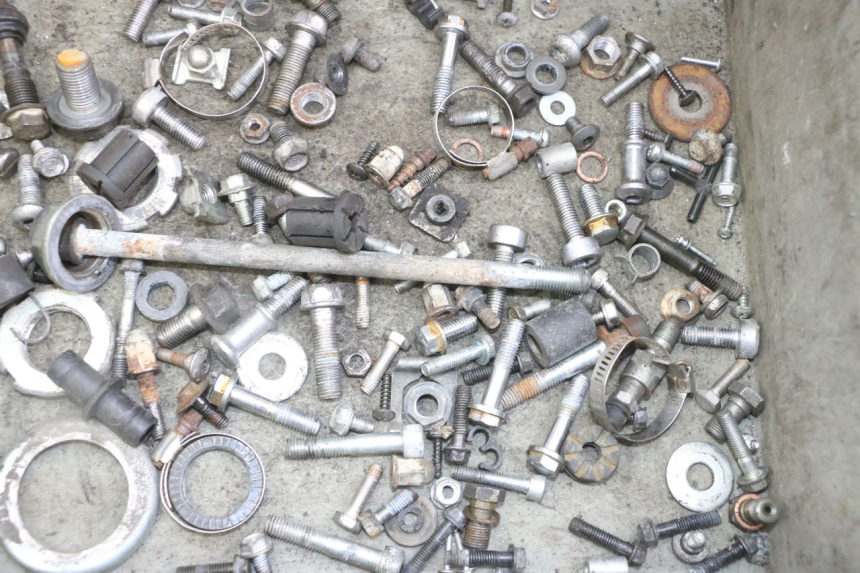 photo de ZAK SCHROEVEN EN BEVESTIGINGSMATERIAAL HONDA CBF 500 (2004 - 2007) - Detail van het onderdeel