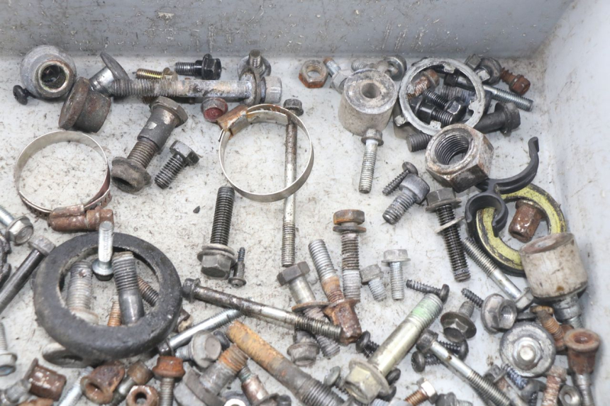 photo de ZAK SCHROEVEN EN BEVESTIGINGSMATERIAAL HONDA CBR F SC21 1000 (1986 - 1992) - Andere kijkhoek