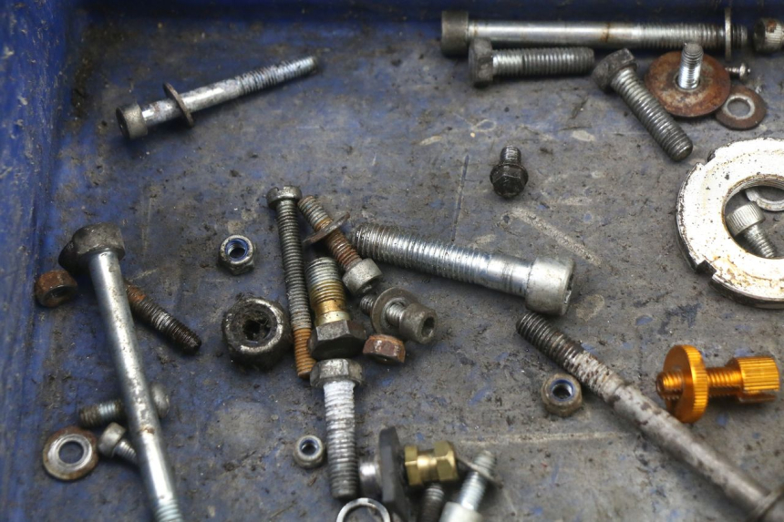 photo de ZAK SCHROEVEN EN BEVESTIGINGSMATERIAAL SHERCO CITY CORP 125 (2003 - 2007) - Technische close-up