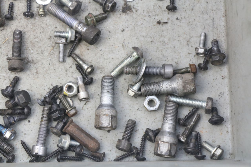 photo de ZAK SCHROEVEN EN BEVESTIGINGSMATERIAAL PEUGEOT CITYSTAR 50 (2013 - 2017) - Zoom op gebruiksstaat