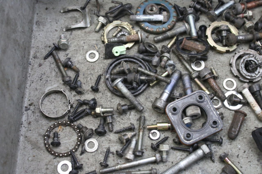 photo de ZAK SCHROEVEN EN BEVESTIGINGSMATERIAAL PEUGEOT CITYSTAR 50 (2013 - 2017) - Zoom op gebruiksstaat