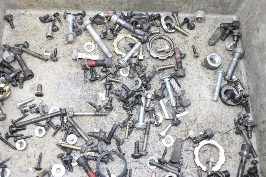 photo de ZAK SCHROEVEN EN BEVESTIGINGSMATERIAAL PEUGEOT CITYSTAR 50 (2013 - 2017) - Detail van het onderdeel