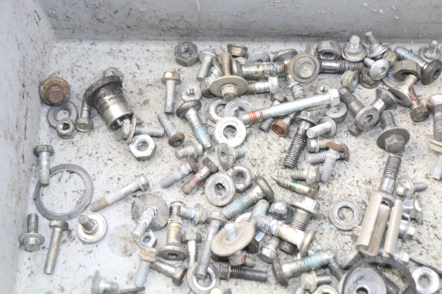 photo de ZAK SCHROEVEN EN BEVESTIGINGSMATERIAAL HONDA CRF CR-F 450 (2005 - 2008) - Detail van het onderdeel