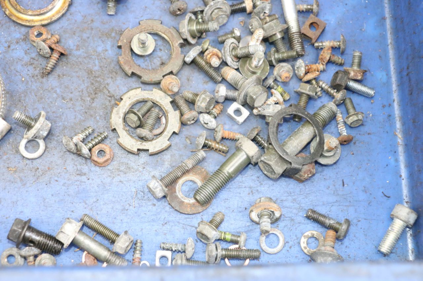 photo de ZAK SCHROEVEN EN BEVESTIGINGSMATERIAAL YAMAHA CYGNUS X 125 (2004 - 2007) - Detail van het onderdeel