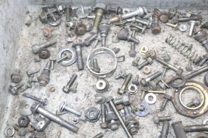 photo de ZAK SCHROEVEN EN BEVESTIGINGSMATERIAAL KYMCO DINK 4T 50 (2007 - 2018) - Detail van het onderdeel