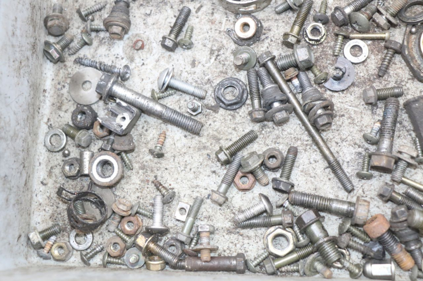 photo de ZAK SCHROEVEN EN BEVESTIGINGSMATERIAAL KYMCO DINK 4T 50 (2007 - 2018) - Andere kijkhoek