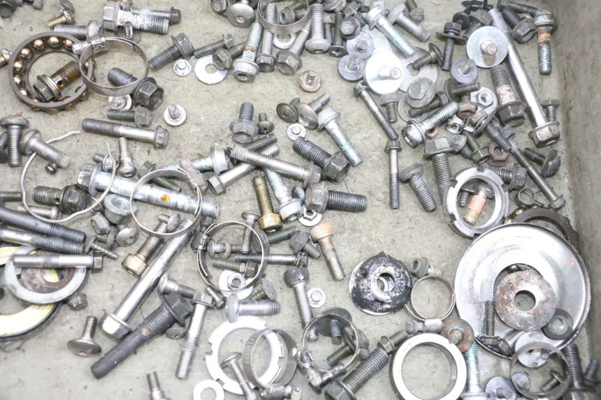 photo de ZAK SCHROEVEN EN BEVESTIGINGSMATERIAAL SUZUKI DL V STROM 1000 (2002 - 2007) - Detail van het onderdeel