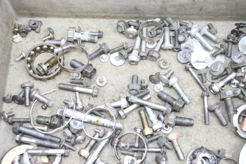 photo de ZAK SCHROEVEN EN BEVESTIGINGSMATERIAAL SUZUKI DL V STROM 1000 (2002 - 2007) - Zoom op gebruiksstaat