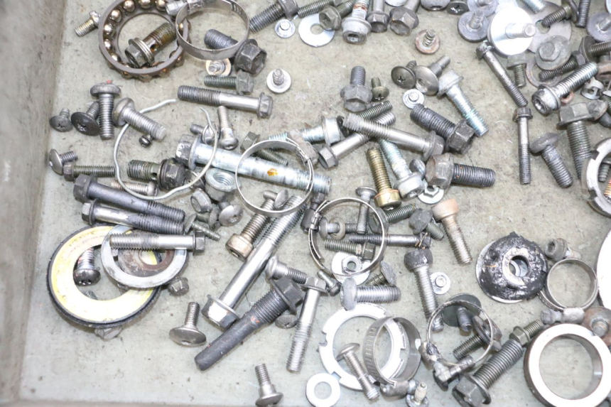 photo de ZAK SCHROEVEN EN BEVESTIGINGSMATERIAAL SUZUKI DL V STROM 1000 (2002 - 2007) - Andere kijkhoek