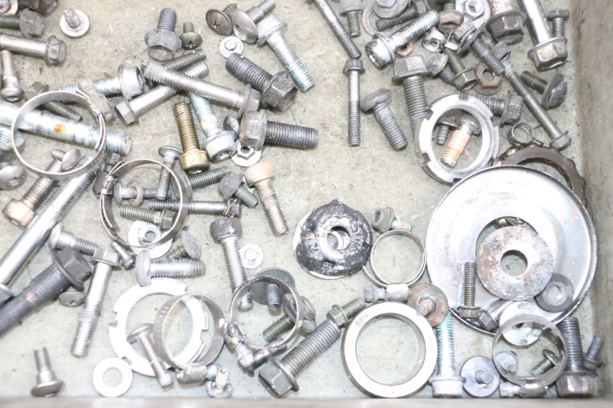 photo de ZAK SCHROEVEN EN BEVESTIGINGSMATERIAAL SUZUKI DL V STROM 1000 (2002 - 2007) - Technische close-up