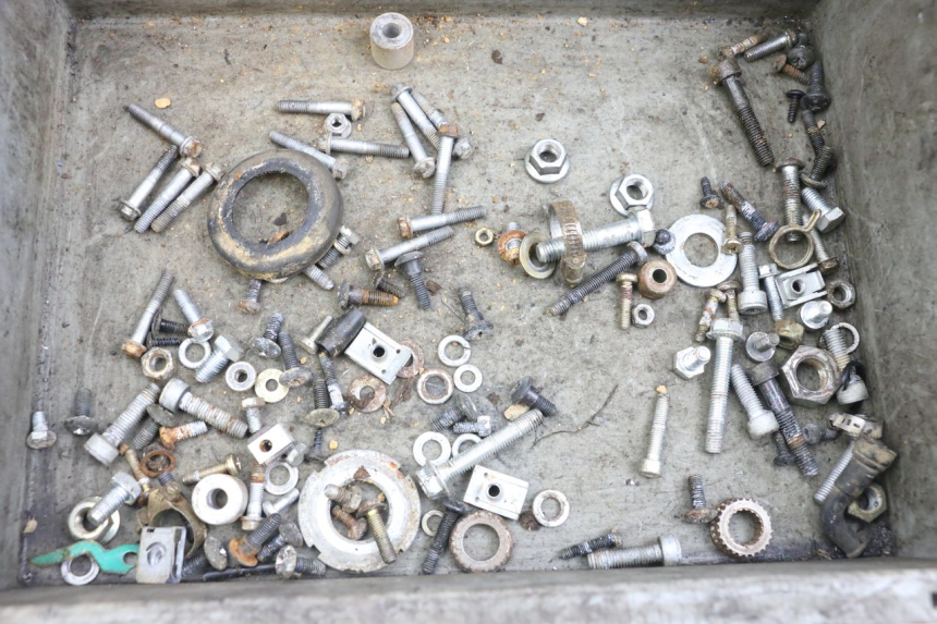 photo de ZAK SCHROEVEN EN BEVESTIGINGSMATERIAAL GILERA DNA 50 (2000 - 2007) - Detail van het onderdeel