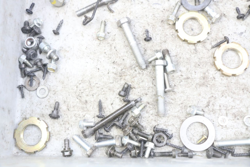 photo de ZAK SCHROEVEN EN BEVESTIGINGSMATERIAAL PEUGEOT E-VIVACITY 1 (2012 - 2018) - Zoom op gebruiksstaat