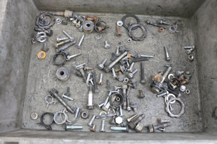 photo de ZAK SCHROEVEN EN BEVESTIGINGSMATERIAAL PEUGEOT ELYSEO 125 (1999 - 2004) - Hoofdaanzicht