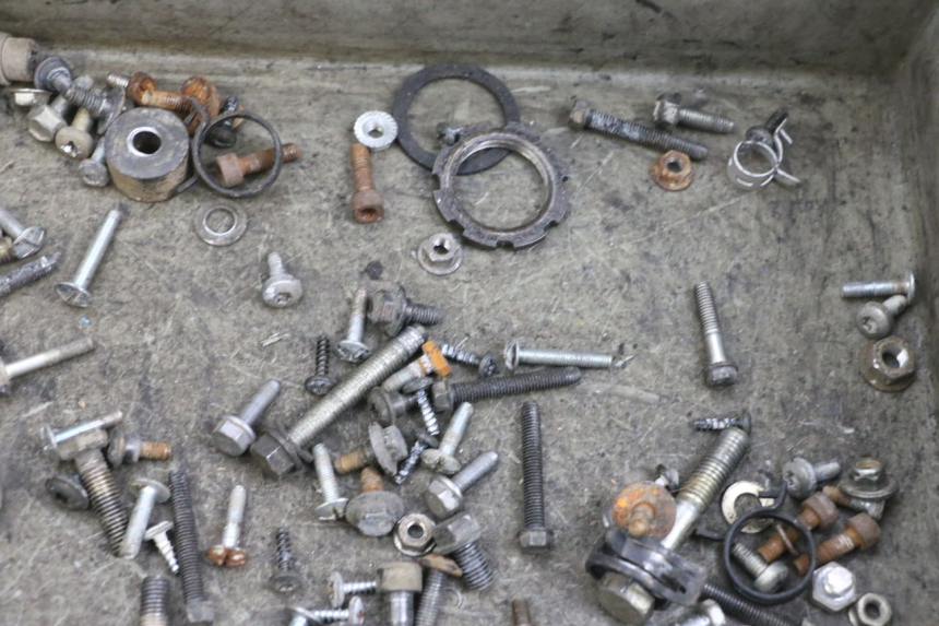 photo de ZAK SCHROEVEN EN BEVESTIGINGSMATERIAAL PEUGEOT ELYSEO 125 (1999 - 2004) - Zoom op gebruiksstaat