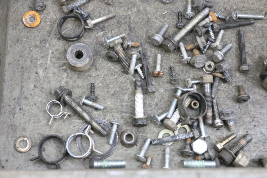 photo de ZAK SCHROEVEN EN BEVESTIGINGSMATERIAAL PEUGEOT ELYSEO 125 (1999 - 2004) - Technische close-up