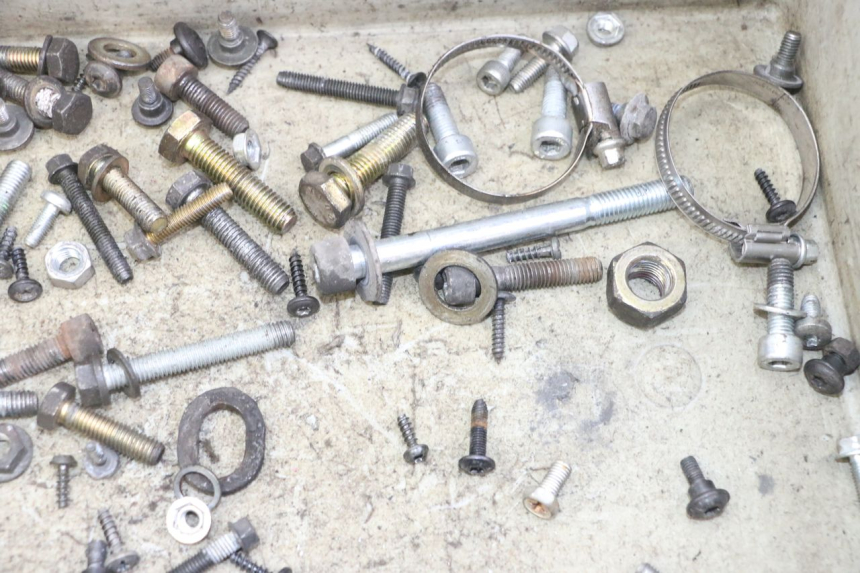 photo de ZAK SCHROEVEN EN BEVESTIGINGSMATERIAAL PEUGEOT ELYSTAR 125 (2002 - 2007) - Zoom op gebruiksstaat