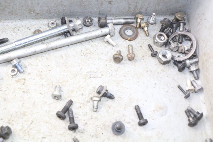 photo de ZAK SCHROEVEN EN BEVESTIGINGSMATERIAAL PEUGEOT ELYSTAR 50 (2002 - 2014) - Zoom op gebruiksstaat