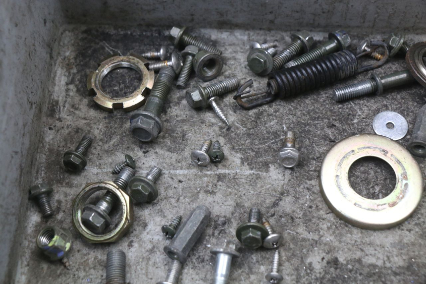 photo de ZAK SCHROEVEN EN BEVESTIGINGSMATERIAAL JM MOTORS EVOLIS 4T 50 (2018 - 2022) - Technische close-up