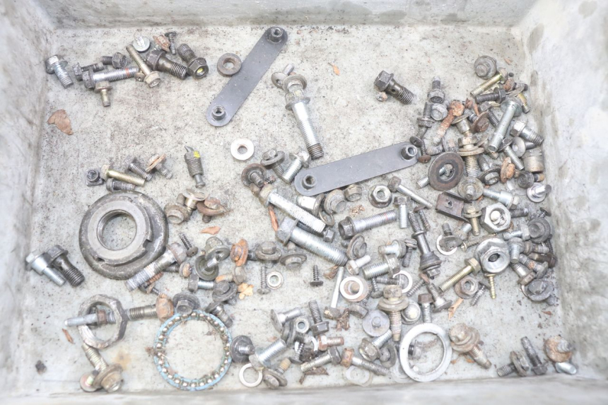 photo de ZAK SCHROEVEN EN BEVESTIGINGSMATERIAAL HONDA FES PANTHEON 2T 125 (1998 - 2002) - Hoofdaanzicht