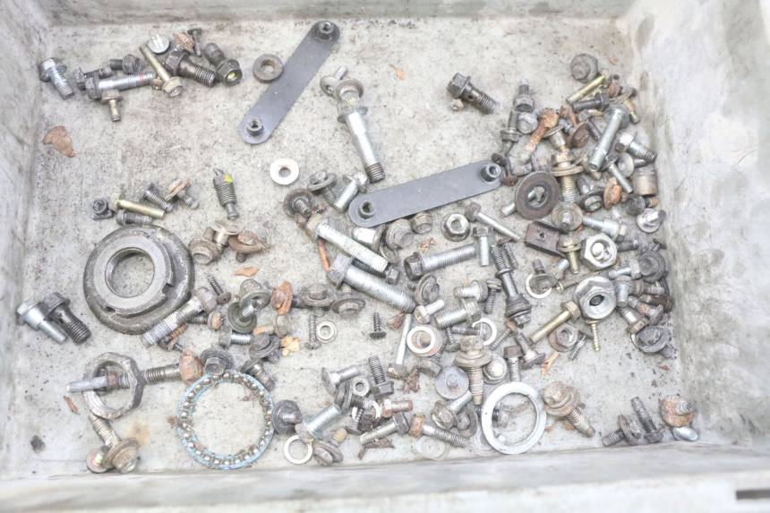 photo de ZAK SCHROEVEN EN BEVESTIGINGSMATERIAAL HONDA FES PANTHEON 2T 125 (1998 - 2002) - Detail van het onderdeel