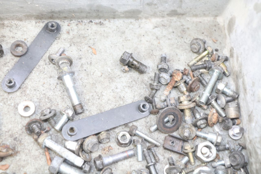 photo de ZAK SCHROEVEN EN BEVESTIGINGSMATERIAAL HONDA FES PANTHEON 2T 125 (1998 - 2002) - Andere kijkhoek