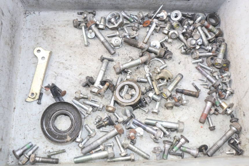 photo de ZAK SCHROEVEN EN BEVESTIGINGSMATERIAAL HONDA FES PANTHEON 125 (2003 - 2007) - Detail van het onderdeel