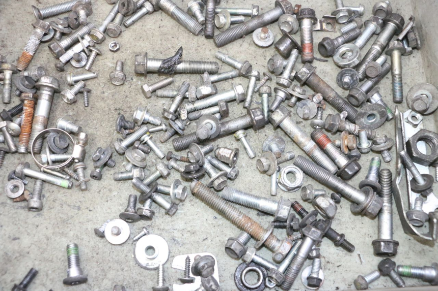 photo de ZAK SCHROEVEN EN BEVESTIGINGSMATERIAAL HONDA FES S-WING SWING ABS 125 (2007 - 2015) - Detail van het onderdeel