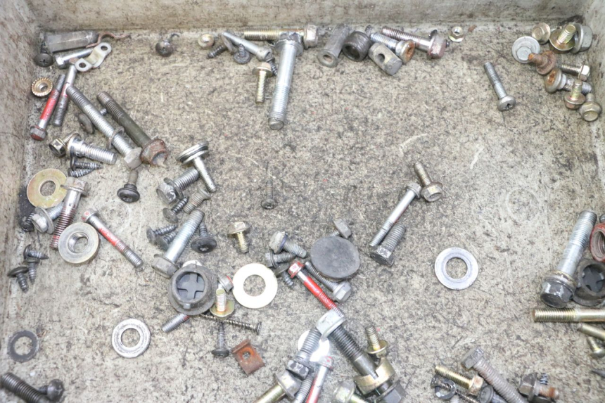 photo de ZAK SCHROEVEN EN BEVESTIGINGSMATERIAAL SYM FIDDLE 125 (2008 - 2010) - Detail van het onderdeel