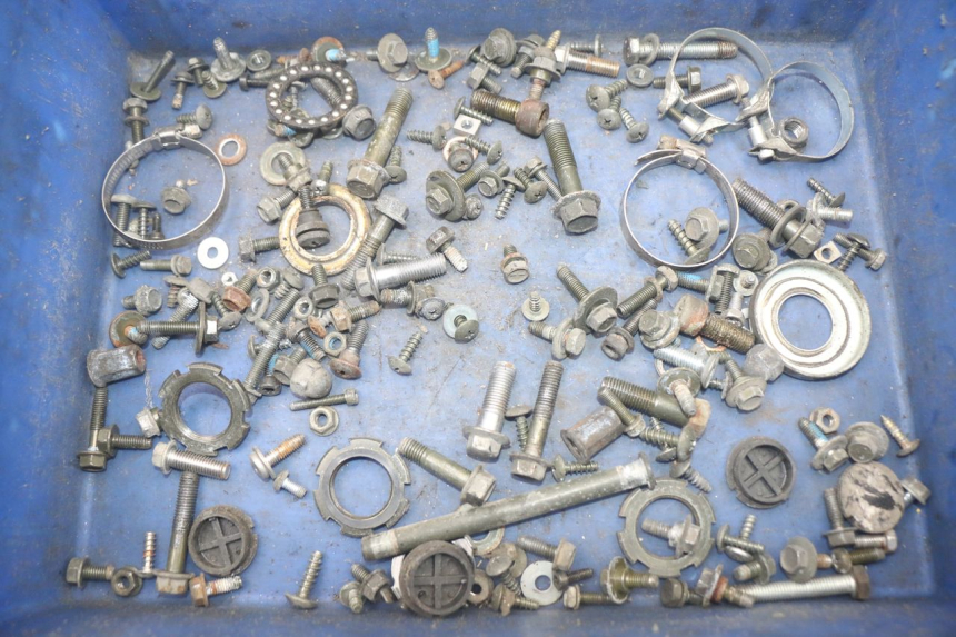 photo de ZAK SCHROEVEN EN BEVESTIGINGSMATERIAAL MBK FLAME X 125 (2004 - 2007) - Hoofdaanzicht