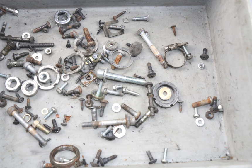 photo de ZAK SCHROEVEN EN BEVESTIGINGSMATERIAAL PIAGGIO FLY 2T 50 (2004 - 2017) - Detail van het onderdeel