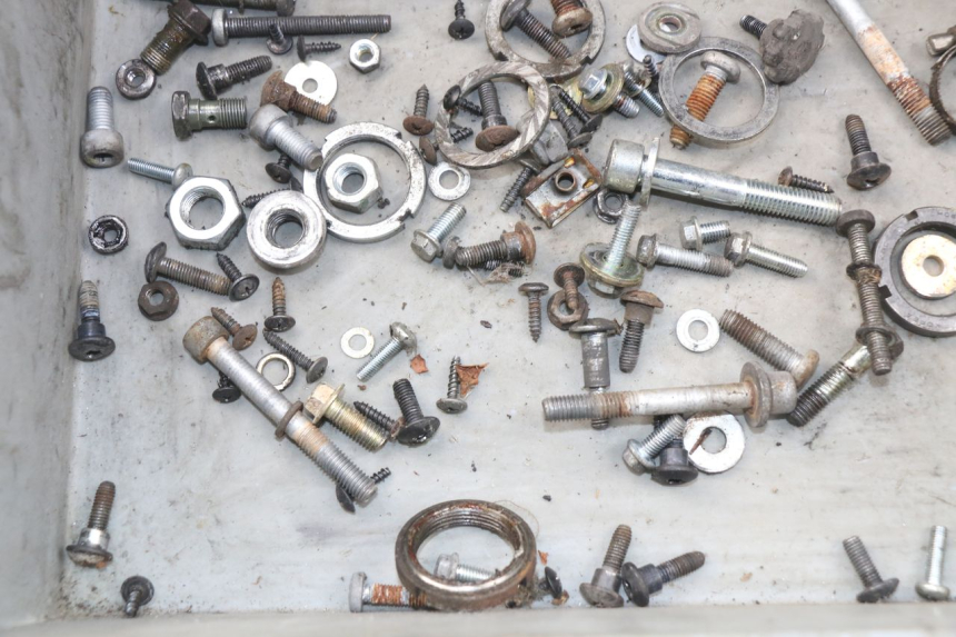 photo de ZAK SCHROEVEN EN BEVESTIGINGSMATERIAAL PIAGGIO FLY 2T 50 (2004 - 2017) - Zoom op gebruiksstaat