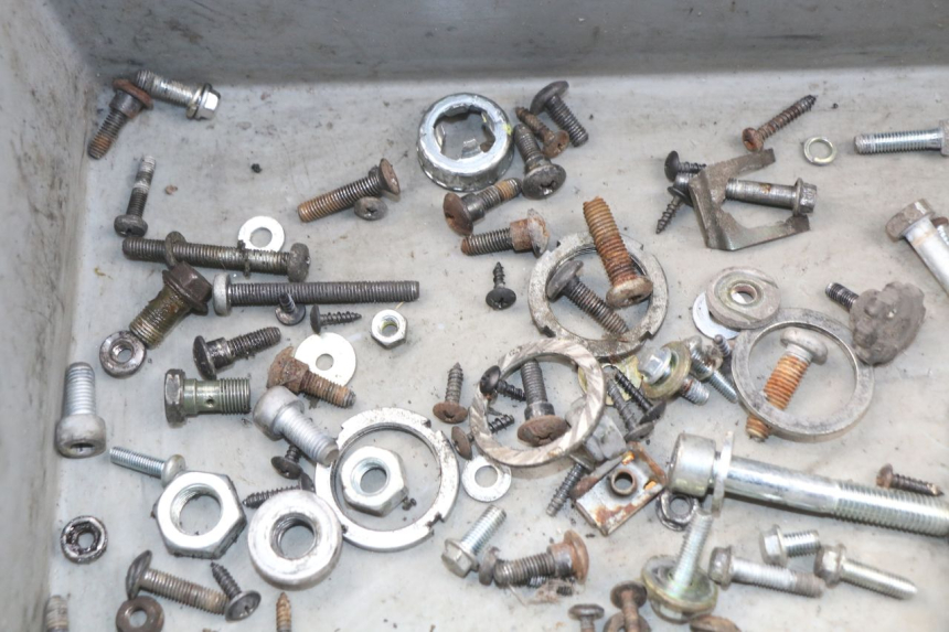 photo de ZAK SCHROEVEN EN BEVESTIGINGSMATERIAAL PIAGGIO FLY 2T 50 (2004 - 2017) - Andere kijkhoek