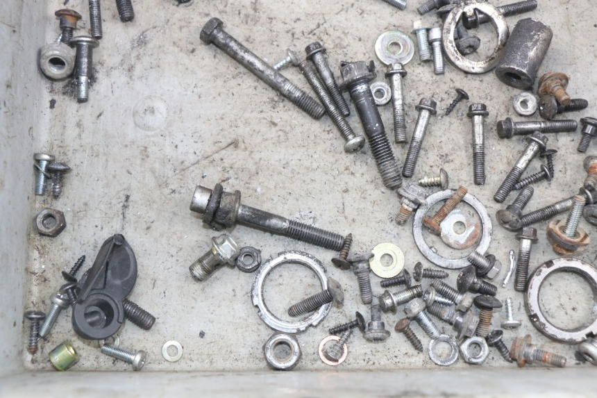 photo de ZAK SCHROEVEN EN BEVESTIGINGSMATERIAAL PIAGGIO FLY 2T 50 (2004 - 2017) - Zoom op gebruiksstaat