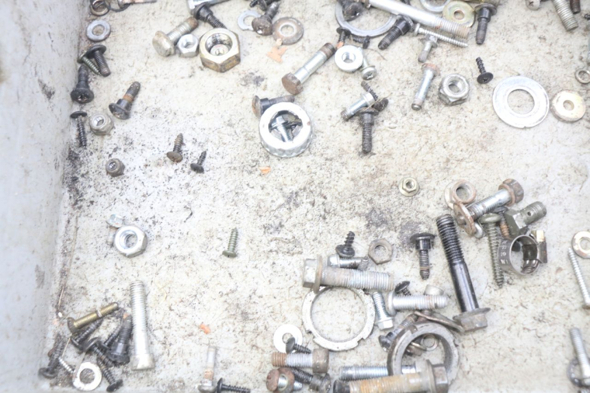 photo de ZAK SCHROEVEN EN BEVESTIGINGSMATERIAAL PIAGGIO FLY 2T 50 (2004 - 2017) - Zoom op gebruiksstaat