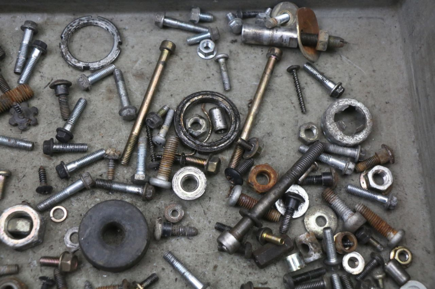 photo de ZAK SCHROEVEN EN BEVESTIGINGSMATERIAAL PIAGGIO FLY 4T 50 (2004 - 2010) - Zoom op gebruiksstaat