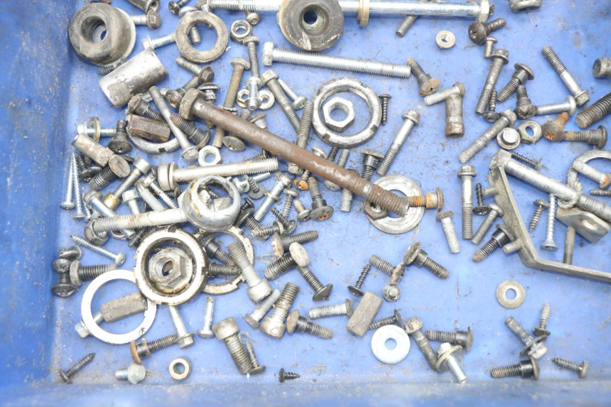 photo de ZAK SCHROEVEN EN BEVESTIGINGSMATERIAAL PIAGGIO FLY 100 (2006 - 2010) - Zoom op gebruiksstaat