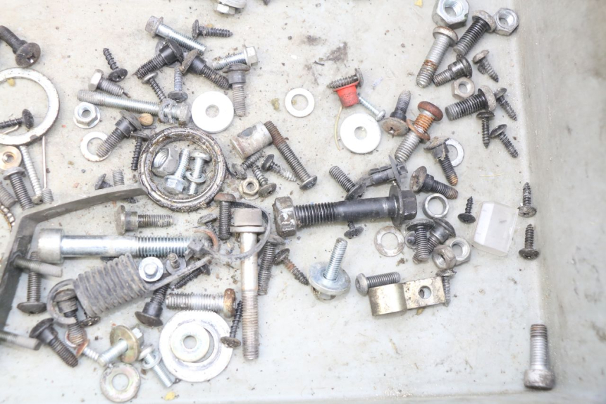 photo de ZAK SCHROEVEN EN BEVESTIGINGSMATERIAAL PIAGGIO FLY 100 (2006 - 2010) - Zoom op gebruiksstaat