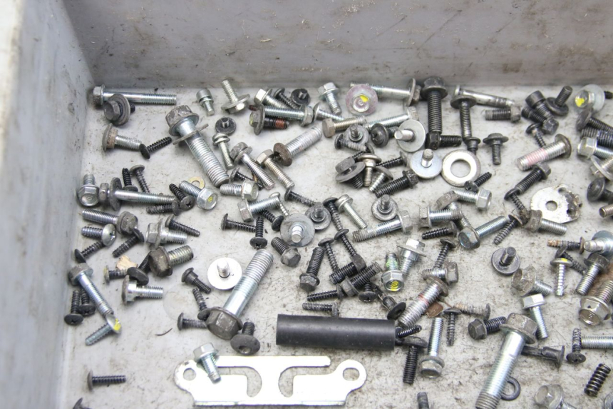 photo de ZAK SCHROEVEN EN BEVESTIGINGSMATERIAAL HONDA FORZA 125 (2015 - 2016) - Andere kijkhoek