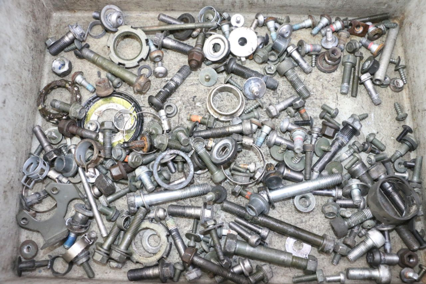 photo de ZAK SCHROEVEN EN BEVESTIGINGSMATERIAAL YAMAHA FZ6 FAZER S2 600 (2007 - 2011) - Detail van het onderdeel