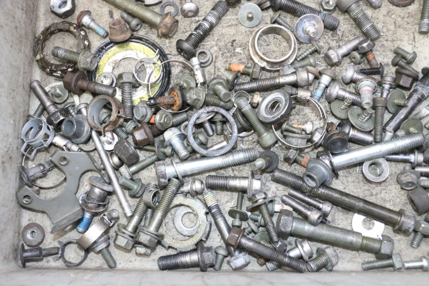 photo de ZAK SCHROEVEN EN BEVESTIGINGSMATERIAAL YAMAHA FZ6 FAZER S2 600 (2007 - 2011) - Zoom op gebruiksstaat