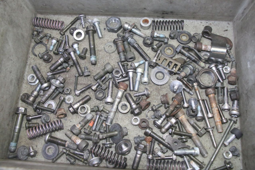 photo de ZAK SCHROEVEN EN BEVESTIGINGSMATERIAAL YAMAHA FZ6 N FAZER 600 (2004 - 2006) - Hoofdaanzicht