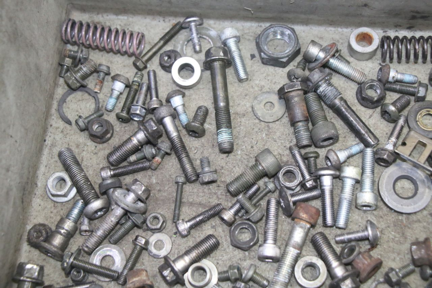 photo de ZAK SCHROEVEN EN BEVESTIGINGSMATERIAAL YAMAHA FZ6 N FAZER 600 (2004 - 2006) - Detail van het onderdeel