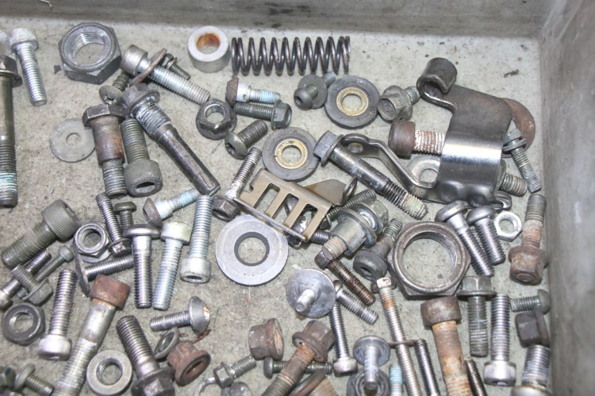 photo de ZAK SCHROEVEN EN BEVESTIGINGSMATERIAAL YAMAHA FZ6 N FAZER 600 (2004 - 2006) - Zoom op gebruiksstaat