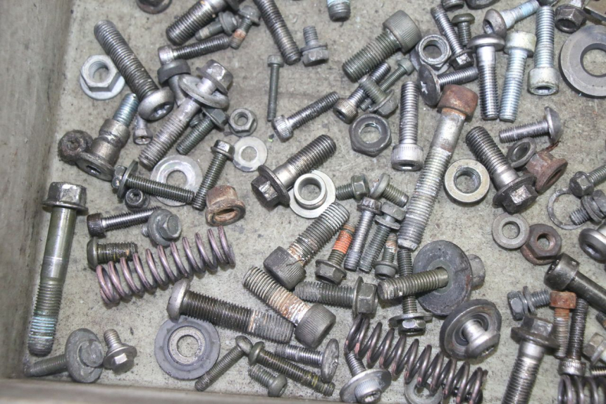 photo de ZAK SCHROEVEN EN BEVESTIGINGSMATERIAAL YAMAHA FZ6 N FAZER 600 (2004 - 2006) - Andere kijkhoek