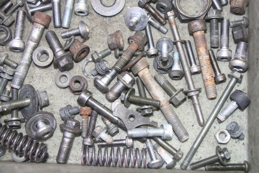 photo de ZAK SCHROEVEN EN BEVESTIGINGSMATERIAAL YAMAHA FZ6 N FAZER 600 (2004 - 2006) - Technische close-up